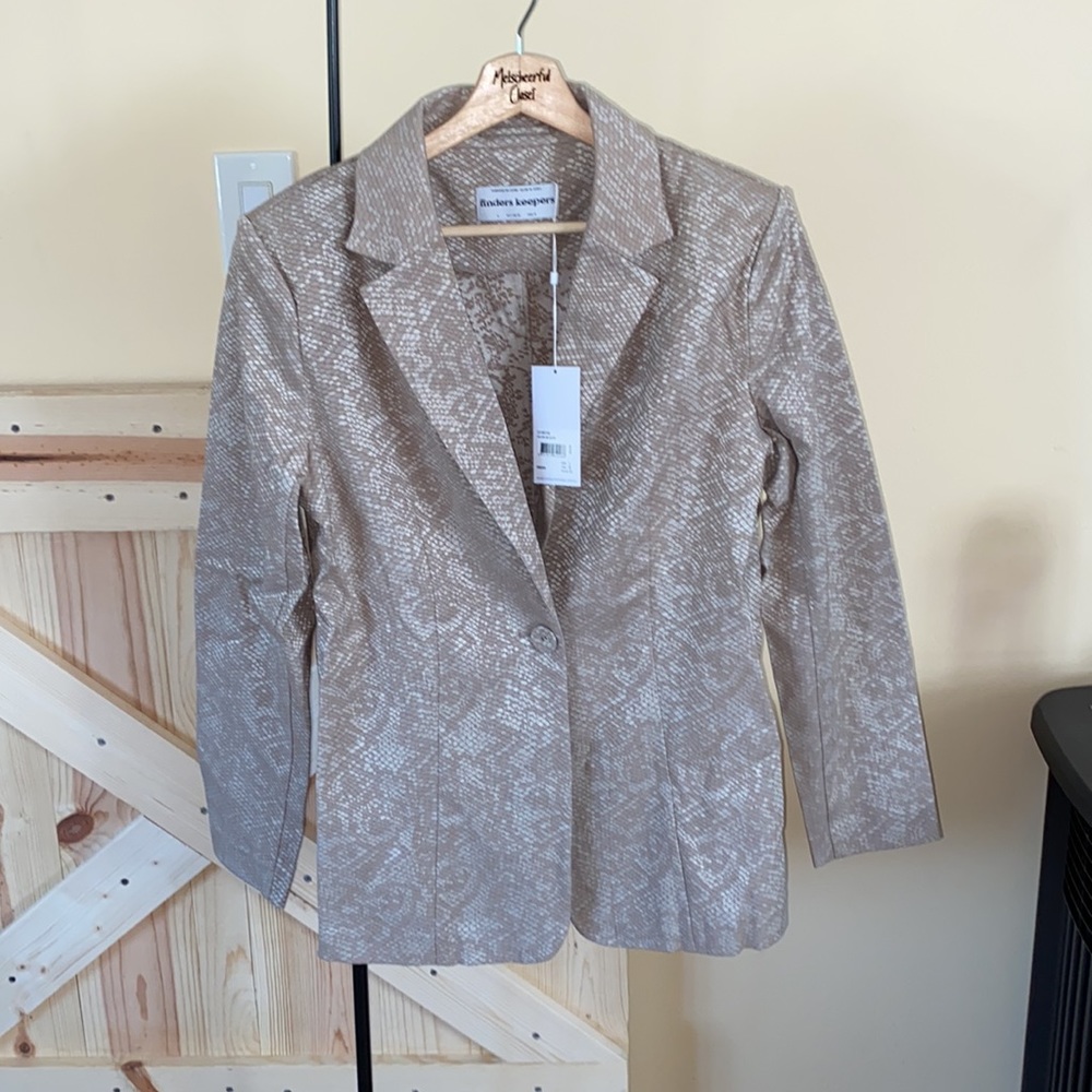 Olivia Blazer
Finders Keepers - Picture 7 of 7